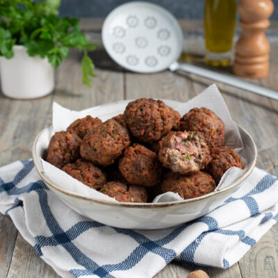 Polpette fritte di carne dorate e croccanti, servite in ciotola con carta assorbente