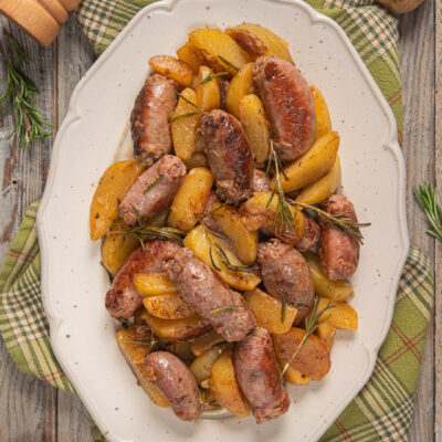 Salsiccia e patate in padella con rametti di rosmarino fresco