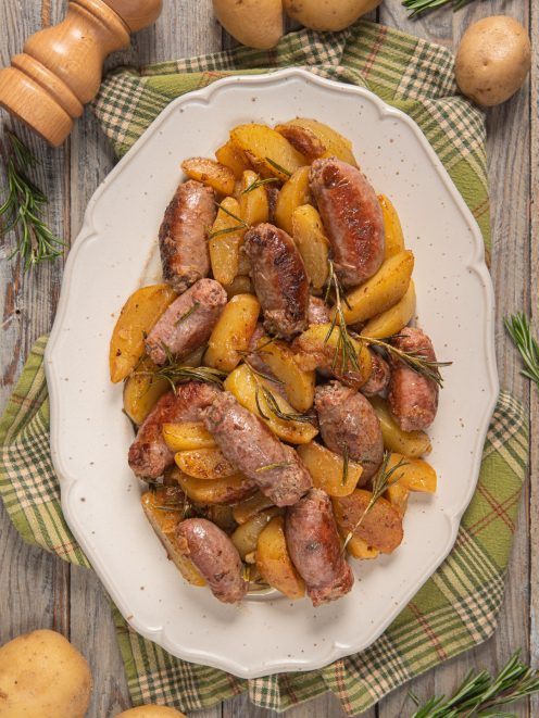 Salsiccia e patate in padella con rametti di rosmarino fresco