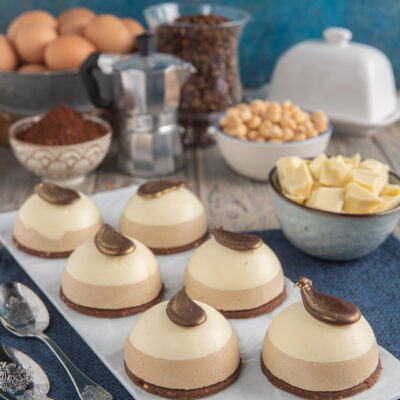Semifreddo al caffè e cioccolato bianco a cupola con base di biscotto e decorazione dorata