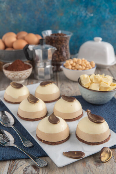 Semifreddo al caffè e cioccolato bianco a cupola con base di biscotto e decorazione dorata