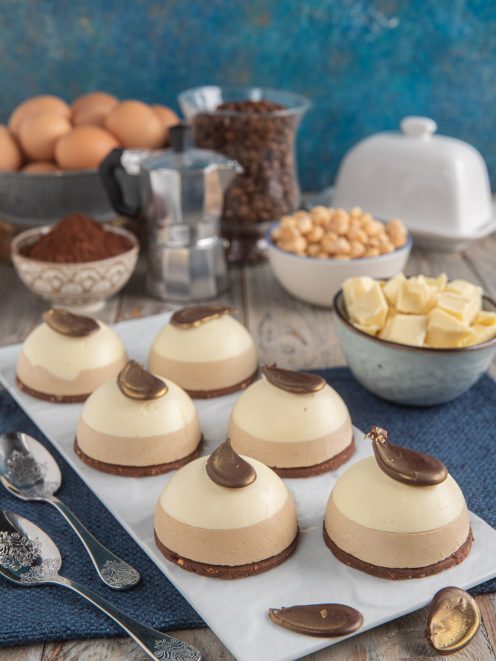 Semifreddo al caffè e cioccolato bianco a cupola con base di biscotto e decorazione dorata