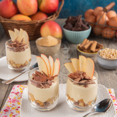 Tiramisù alle mele in bicchiere con crema, scaglie di cioccolato e fettine di mela