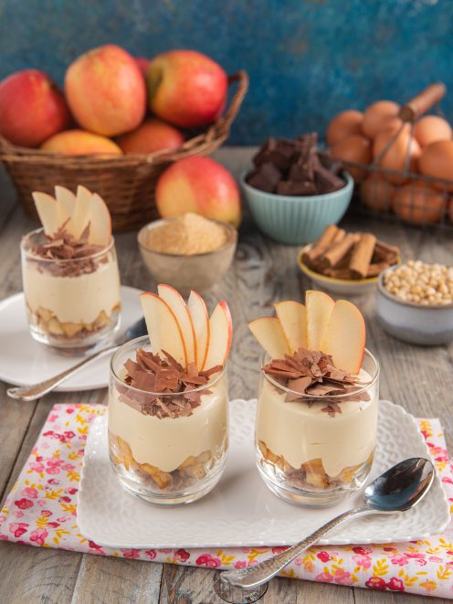 Tiramisù alle mele in bicchiere con crema, scaglie di cioccolato e fettine di mela