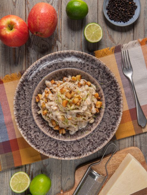 Tonnarelli al pecorino con mele croccanti a cubetti e scorza di lime grattugiata
