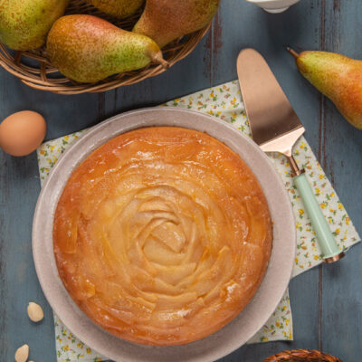 Torta rovesciata alle pere con fette disposte a spirale glassata e lucida in superficie