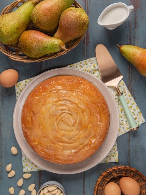 Torta rovesciata alle pere con fette disposte a spirale glassata e lucida in superficie