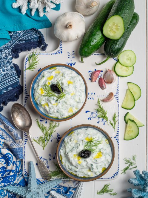 Tzatziki con cetriolo, aneto fresco, oliva nera e filo d'olio, servito in due ciotole