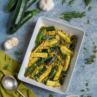 Zucchine al forno gratinate con pangrattato, aglio e rosmarino fresco