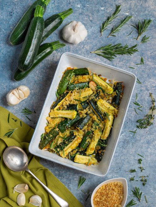 Zucchine al forno gratinate con pangrattato, aglio e rosmarino fresco