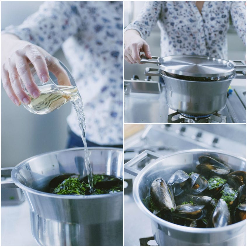 Vino bianco versato sulle cozze con prezzemolo, poi cottura con coperchio fino all'apertura dei gusci