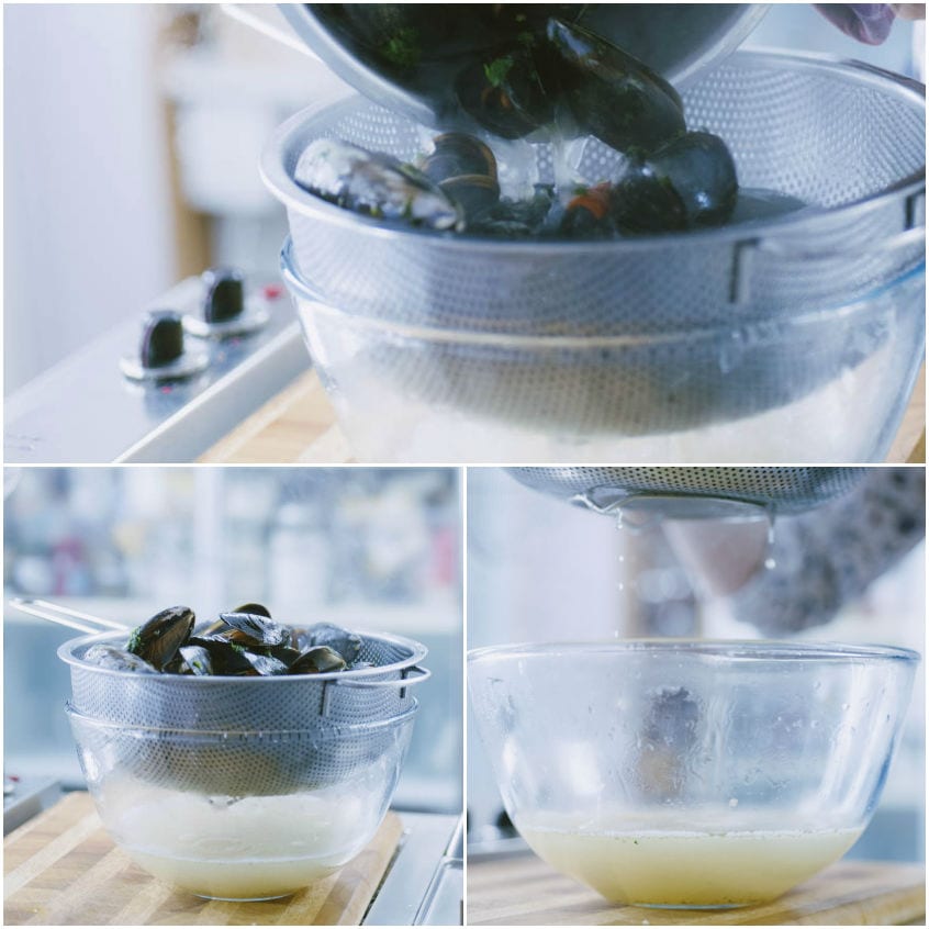 Cozze cotte scolate in un colino sopra una ciotola per raccogliere il liquido di cottura