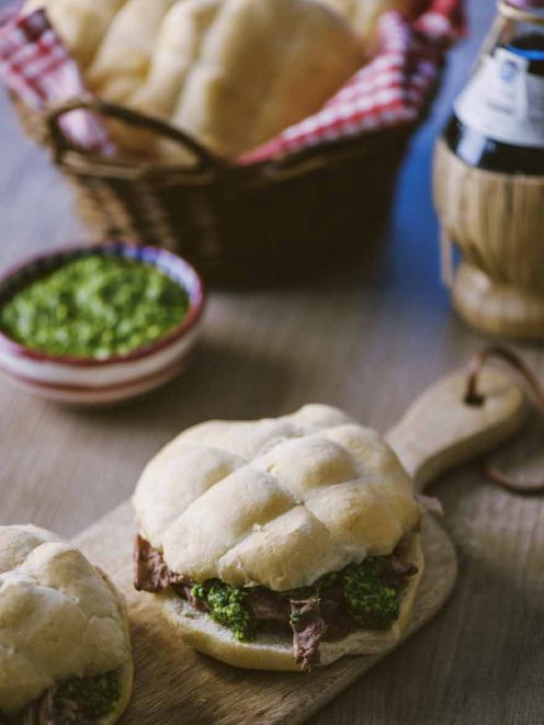 Panino col lampredotto farcito con trippa e salsa verde su tagliere