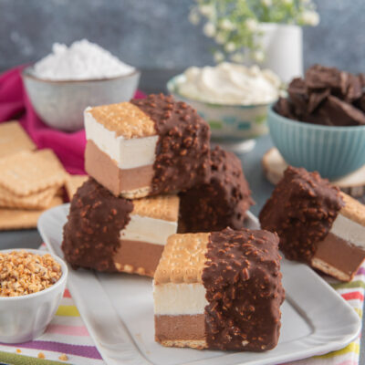 Biscotti gelato bigusto con strati di panna e cioccolato, ricoperti di granella croccante
