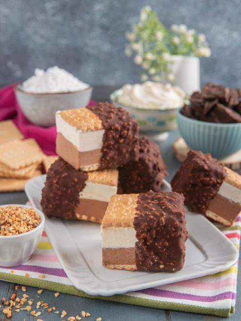 Biscotti gelato bigusto con strati di panna e cioccolato, ricoperti di granella croccante