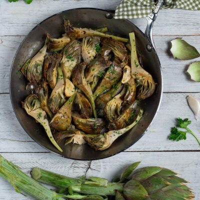 Carciofi trifolati in padella con aglio e prezzemolo tritato