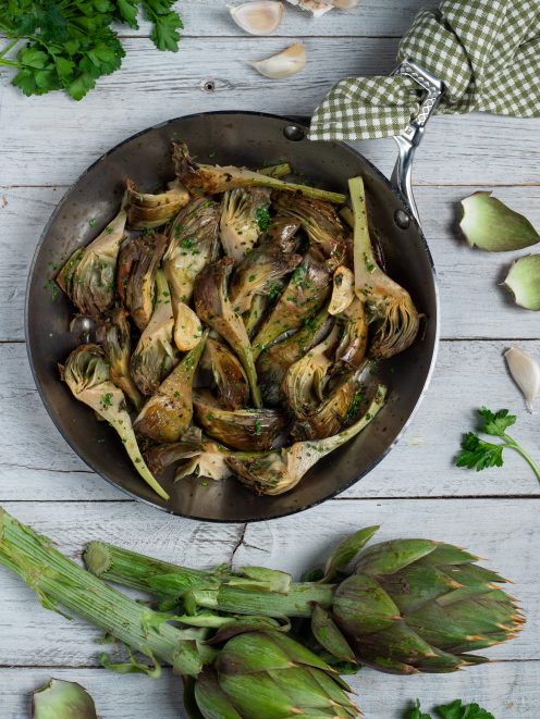 Carciofi trifolati in padella con aglio e prezzemolo tritato
