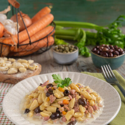 Cavatelli al ragù di cortile conditi con olive nere e pancetta, guarniti con prezzemolo fresco