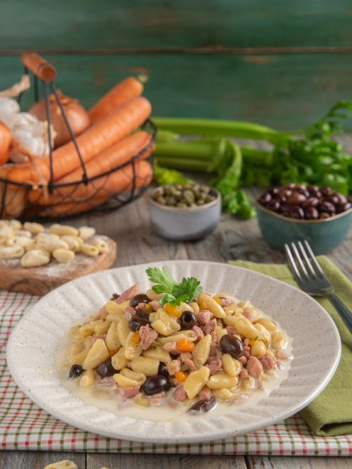 Cavatelli al ragù di cortile conditi con olive nere e pancetta, guarniti con prezzemolo fresco