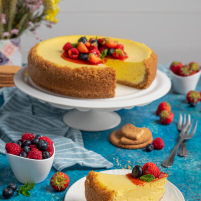 Cheesecake con base di biscotto, farcitura cremosa e frutti di bosco freschi in cima