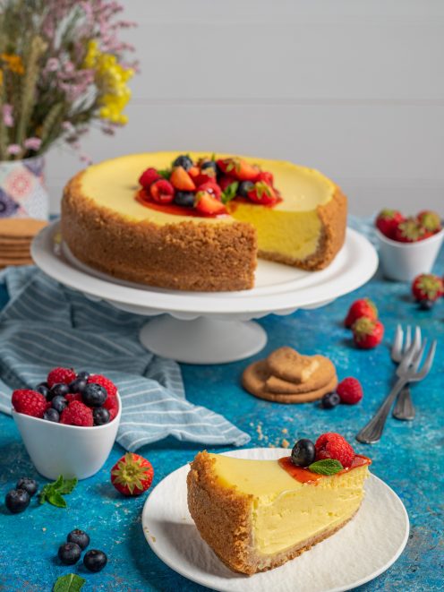 Cheesecake con base di biscotto, farcitura cremosa e frutti di bosco freschi in cima