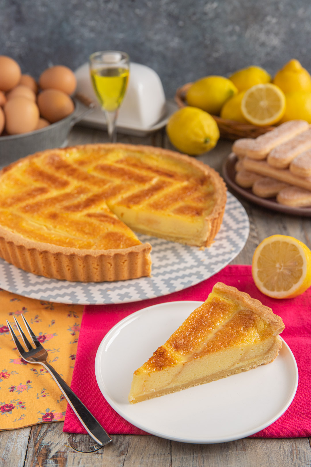 Crostata beneventana su piatto da portata con fetta in evidenza
