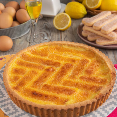Crostata beneventana intera con crema al limone e pasta frolla dorata a griglia