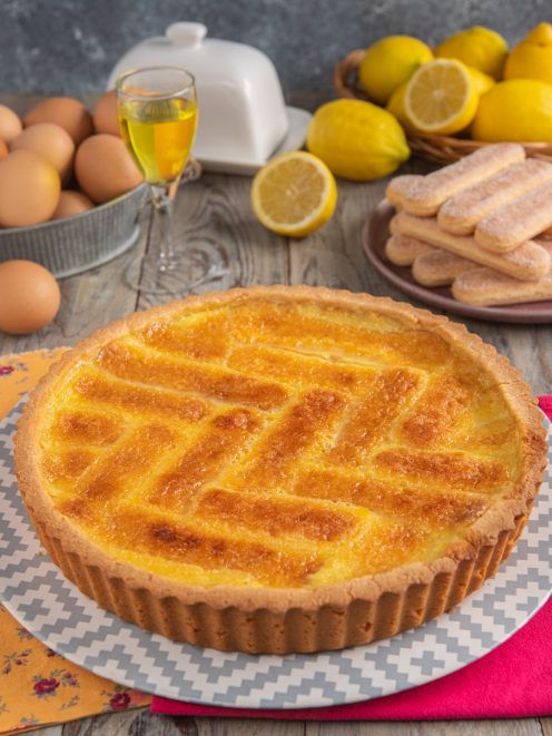 Crostata beneventana intera con crema al limone e pasta frolla dorata a griglia