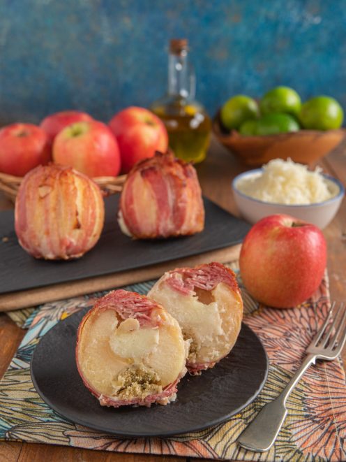 Mele con bacon e pecorino tagliate a meta con ripieno filante in primo piano sul piatto
