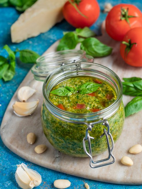 Pesto alla siciliana in barattolo di vetro con basilico fresco, pomodoro e pinoli