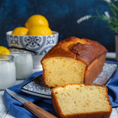 Plumcake allo yogurt affettato con la mollica soffice e dorata ben in vista