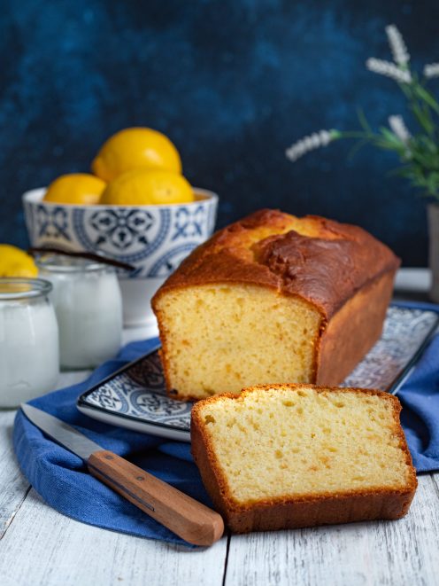 Plumcake allo yogurt affettato con la mollica soffice e dorata ben in vista