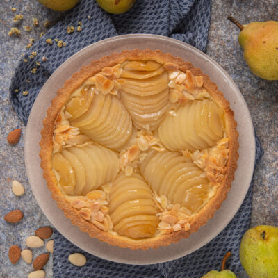 Torta Bourdaloue con pere sciroppate a ventaglio e mandorle a lamelle tostate