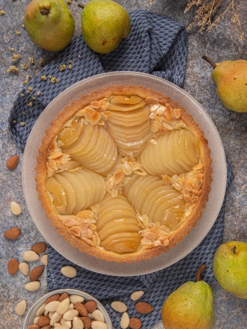 Torta Bourdaloue con pere sciroppate a ventaglio e mandorle a lamelle tostate
