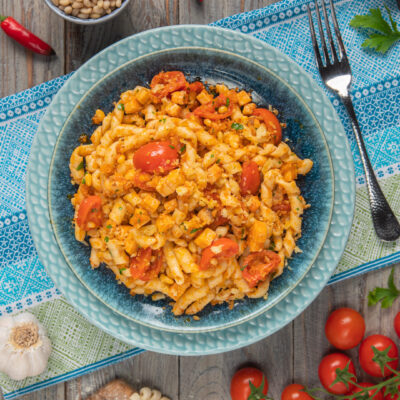 Busiate al ragù di pesce spada con pomodorini, mollica tostata e peperoncino