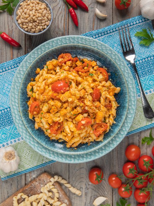 Busiate al ragù di pesce spada con pomodorini, mollica tostata e peperoncino