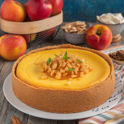 Cheesecake alle mele con mele caramellate a cubetti, foglioline di menta e salsa al caramello