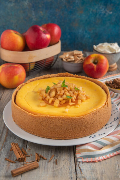 Cheesecake alle mele con mele caramellate a cubetti, foglioline di menta e salsa al caramello