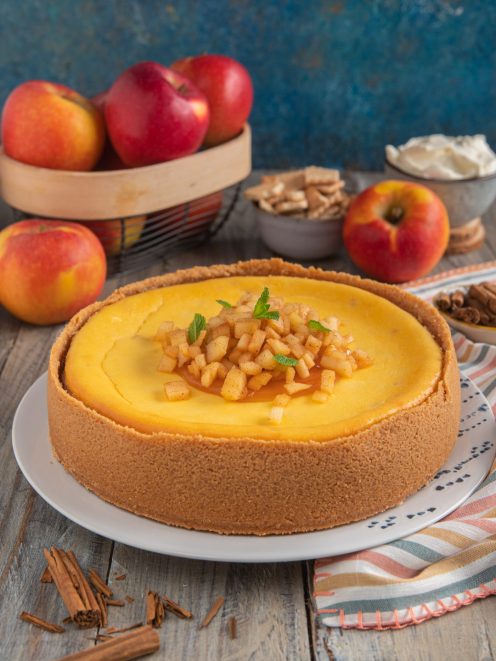 Cheesecake alle mele con mele caramellate a cubetti, foglioline di menta e salsa al caramello