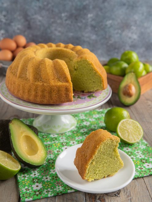 Ciambella all'avocado a fette con mollica verde chiara, servita con lime e avocado freschi