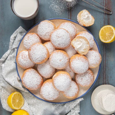 Fiocchi di neve fragranti ricoperti di zucchero a velo e farciti con crema al latte