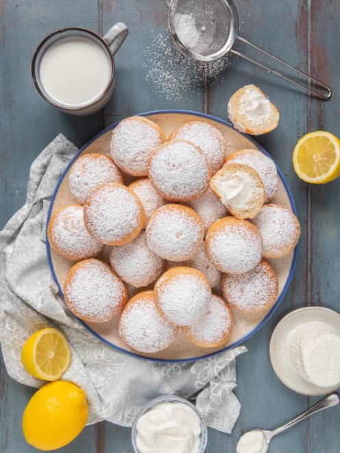 Fiocchi di neve fragranti ricoperti di zucchero a velo e farciti con crema al latte