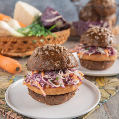 Hamburger di coniglio in bun ai cereali con insalata di cavolo cappuccio e carote