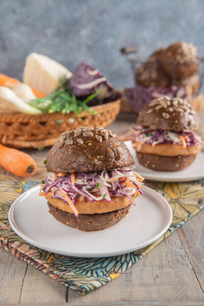 Hamburger di coniglio in bun ai cereali con insalata di cavolo cappuccio e carote