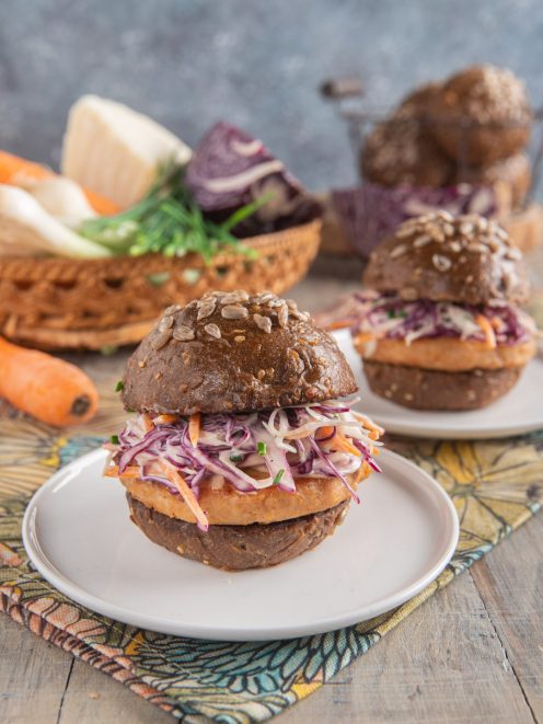 Hamburger di coniglio in bun ai cereali con insalata di cavolo cappuccio e carote