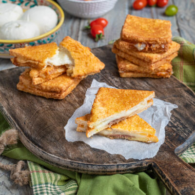 Mozzarella in carrozza fritta e dorata, tagliata a metà con il formaggio filante in vista