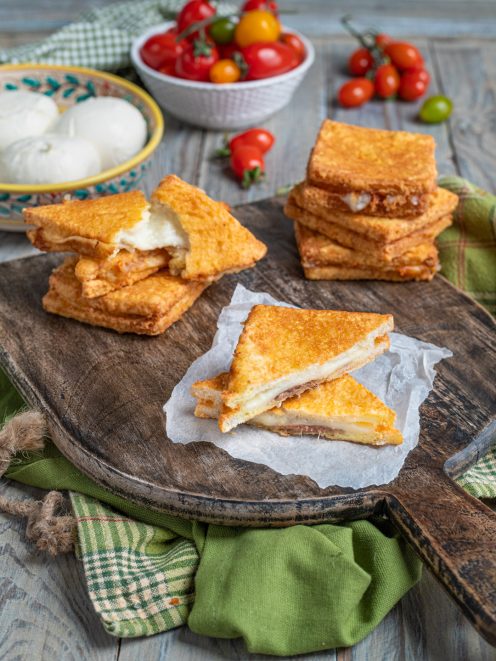 Mozzarella in carrozza fritta e dorata, tagliata a metà con il formaggio filante in vista