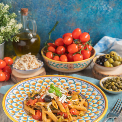 Pasta alla eoliana con pomodorini, olive e capperi