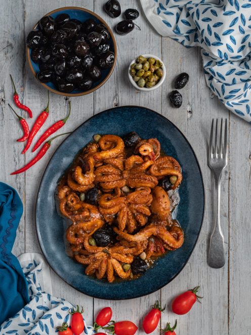 Polpo alla Luciana in umido con olive nere, capperi e sugo di pomodoro