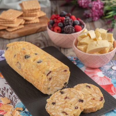 Salame di cioccolato bianco affettato con frutti di bosco e pezzetti di cioccolato in evidenza